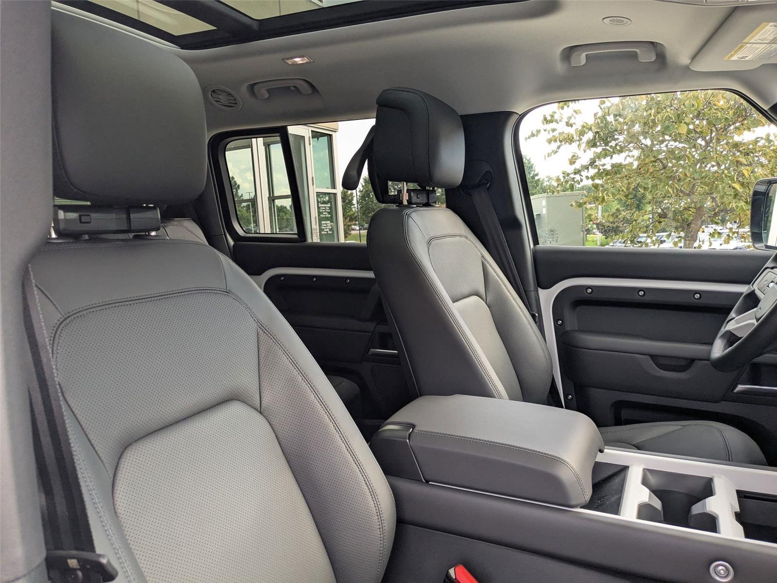 2025 Land Rover Defender 130 X-Dynamic SE photo 33