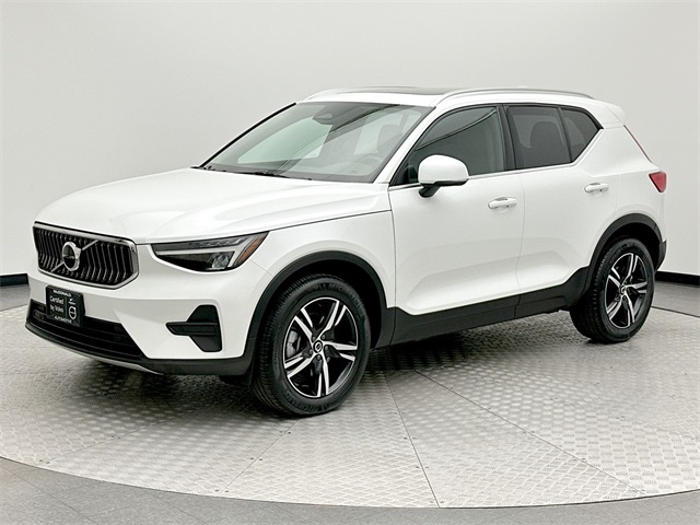 2025 Volvo XC40 Core's photo