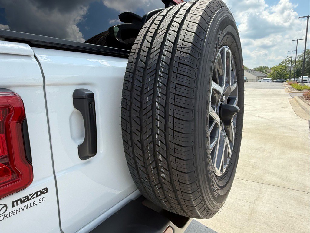 2024 Jeep Wrangler Sahara photo 17