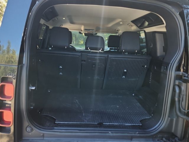 2023 Land Rover Defender 110 S photo 7