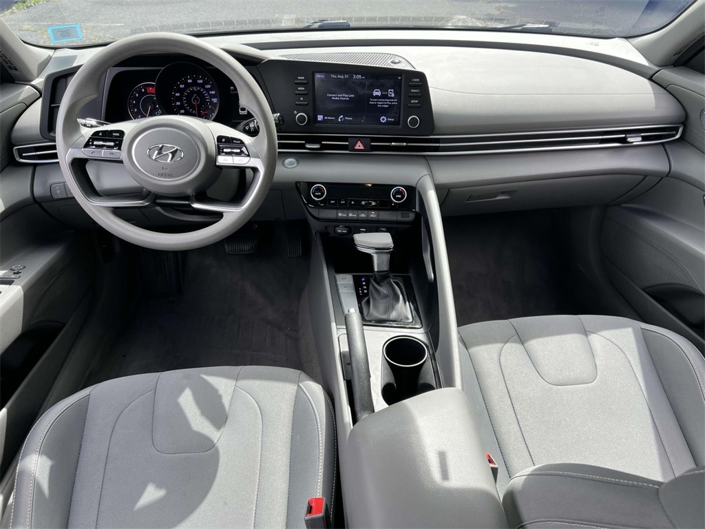 2022 Hyundai Elantra SEL photo 3