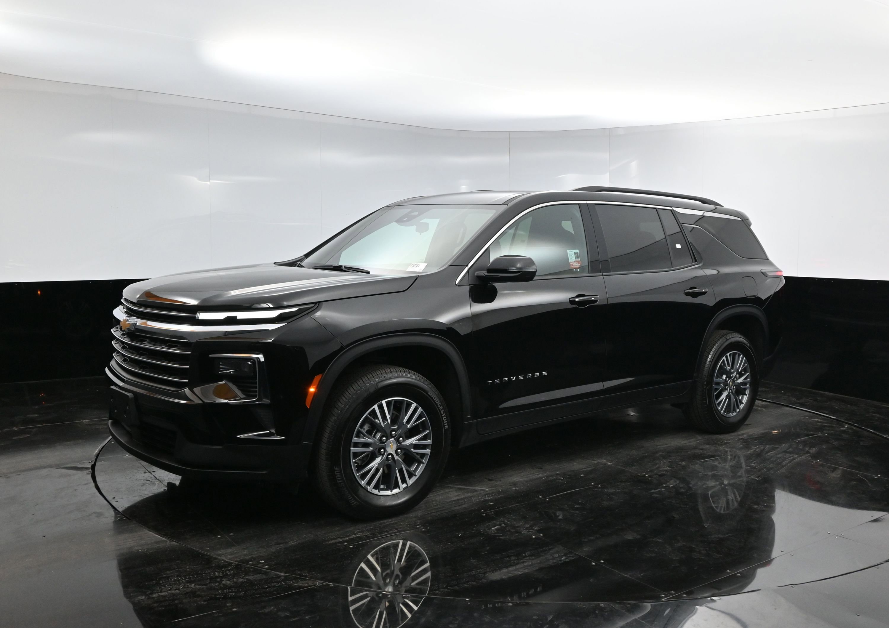 2025 Chevrolet Traverse photo 3