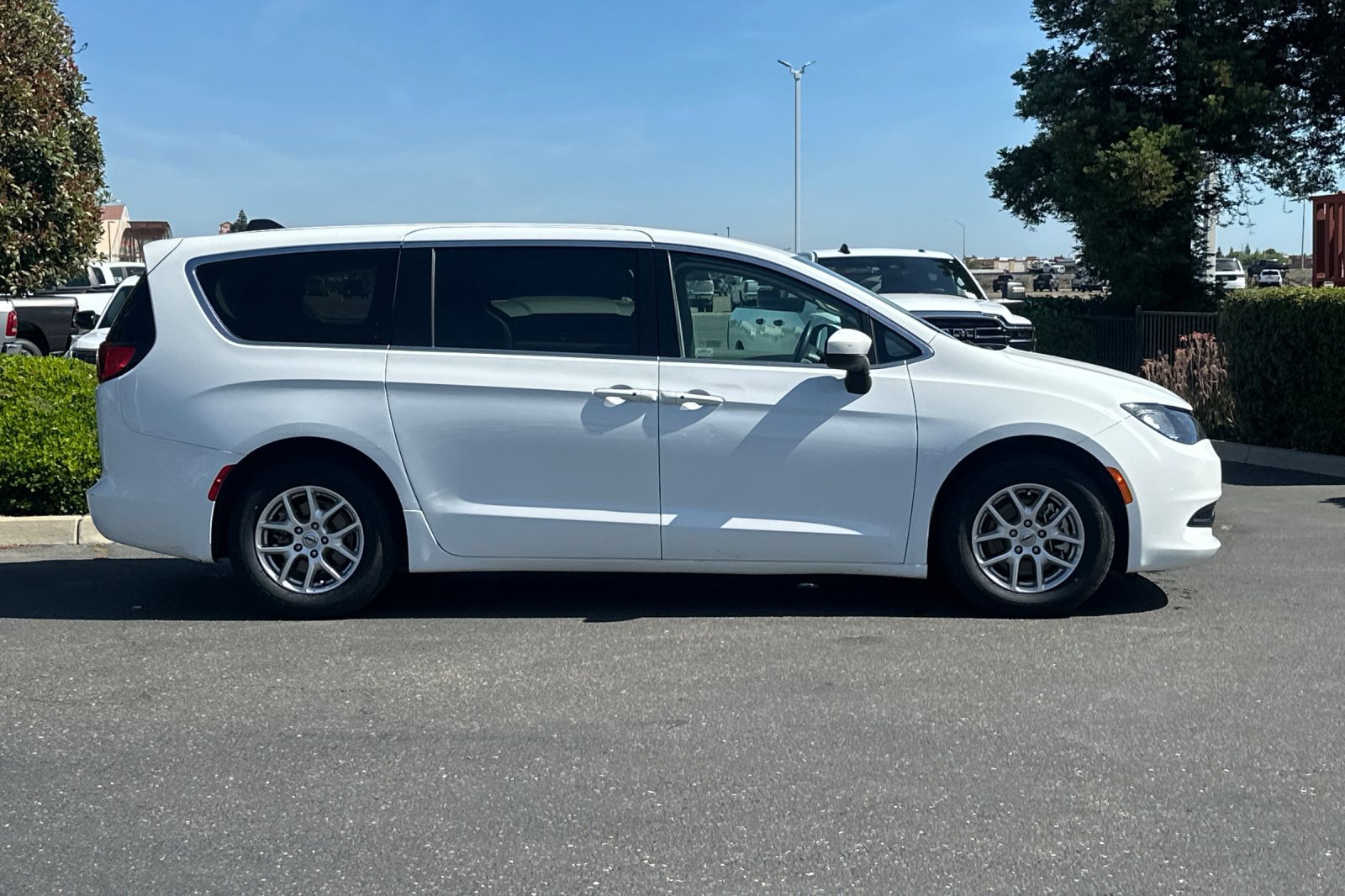 2023 Chrysler Voyager LX photo 3