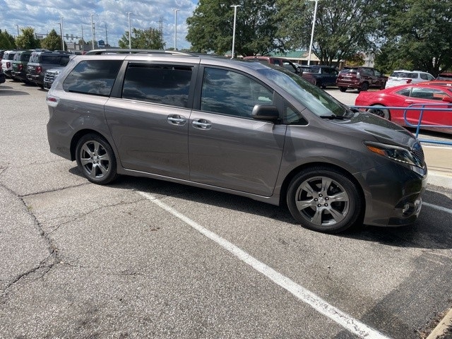 2017 Toyota Sienna SE photo 4