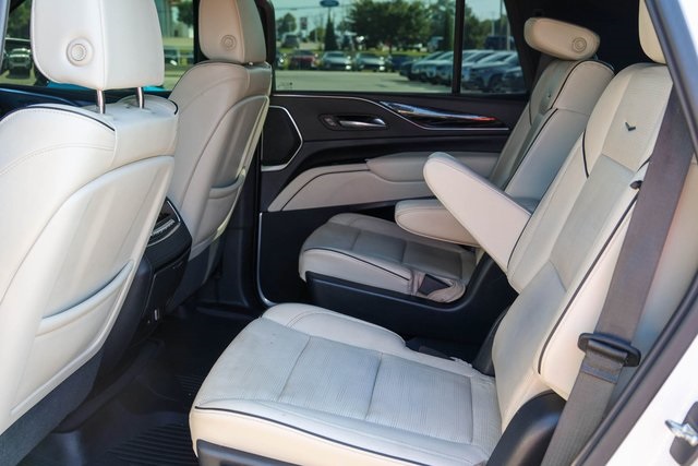 Used 2021 White Cadillac Sport image 17