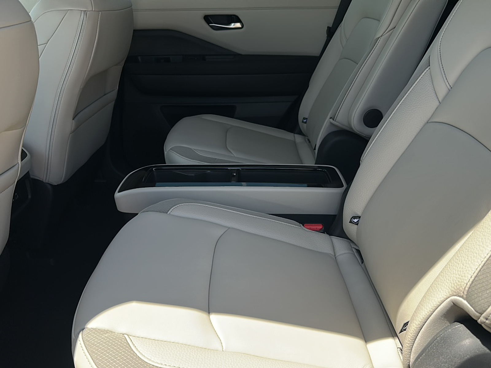 2025 Nissan Pathfinder SL photo 9