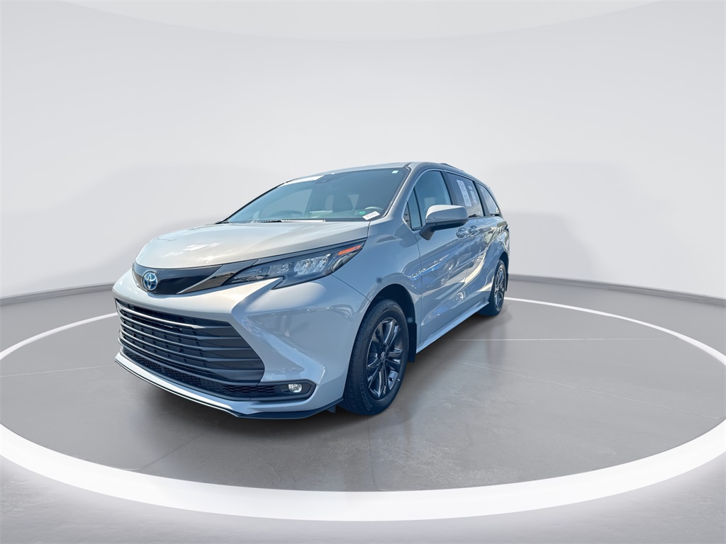 2024 Toyota Sienna LE photo 4