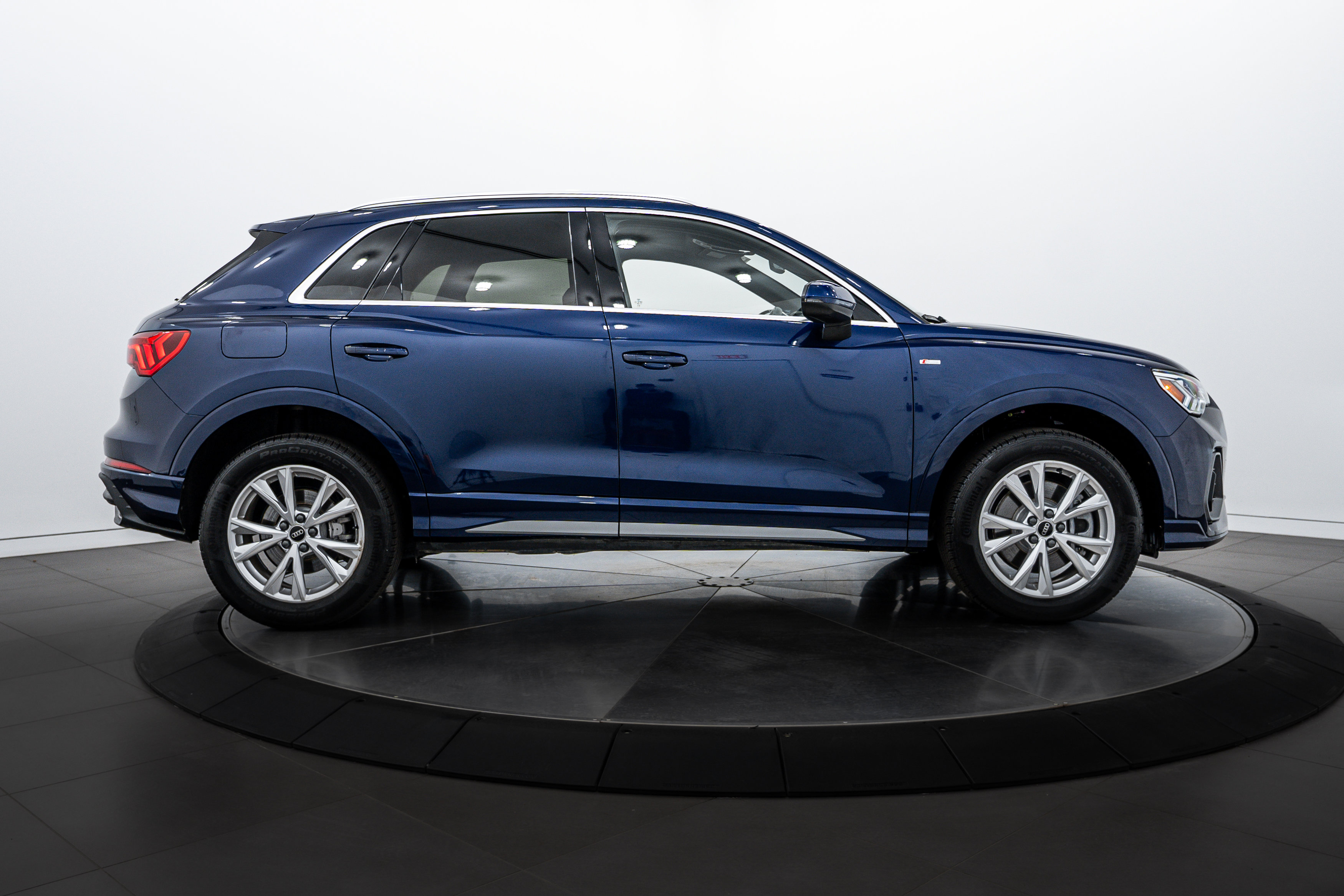 2024 Audi Q3 S line Premium Plus photo 2