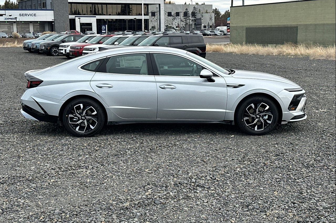 2025 Hyundai Sonata SEL photo 3