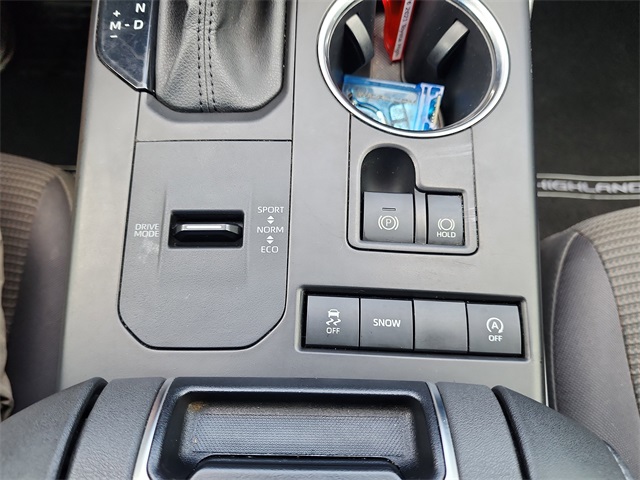 2021 Toyota Highlander LE photo 25