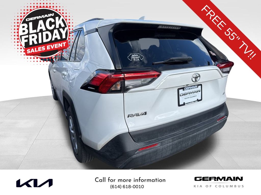 2019 Toyota RAV4 LE photo 3