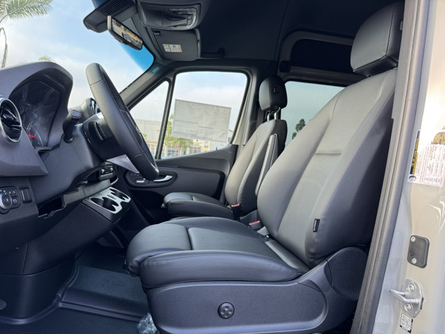2025 Mercedes Benz Sprinter 2500 photo 2