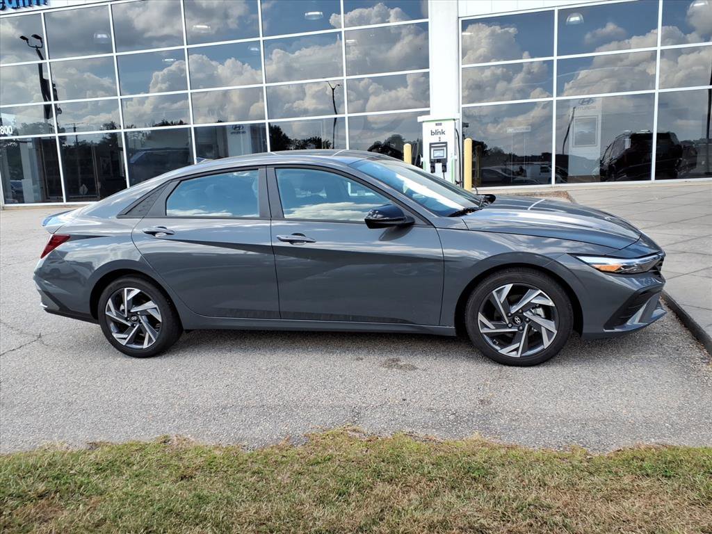 2025 Hyundai Elantra SEL Sport photo 2