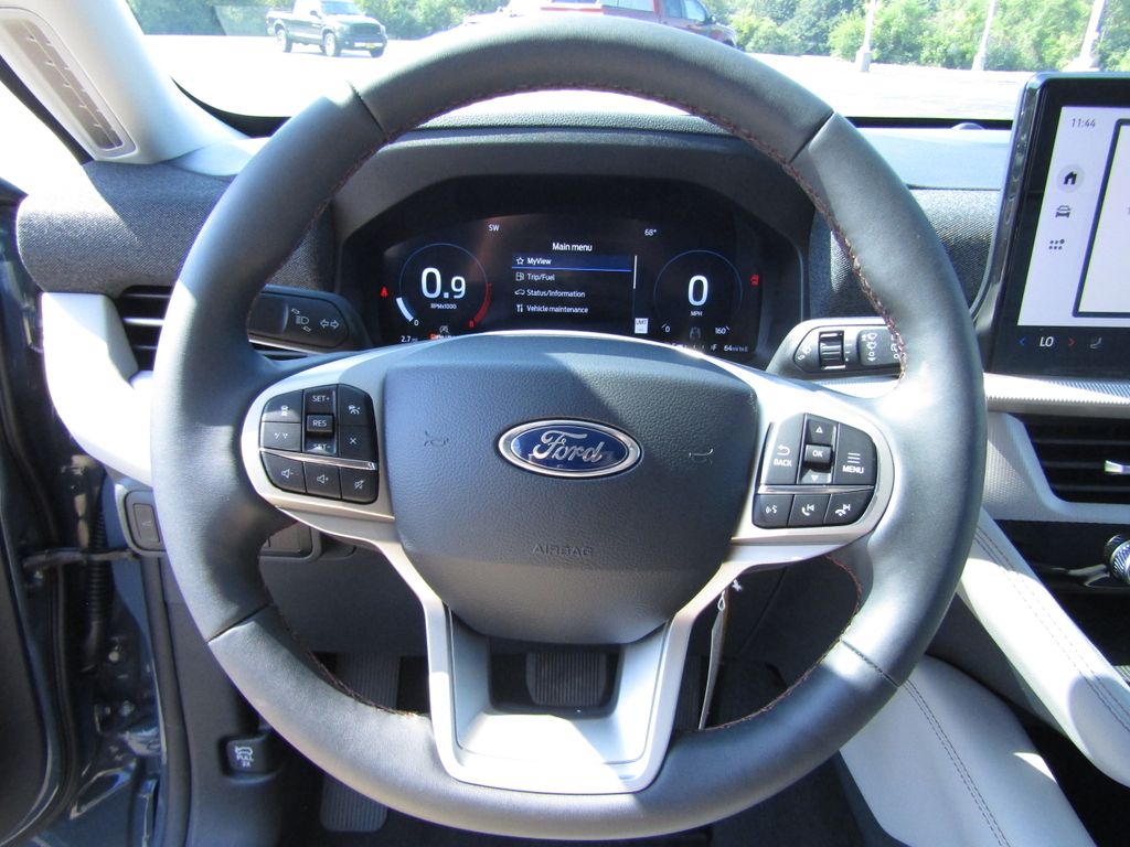 2025 Ford Explorer photo 13