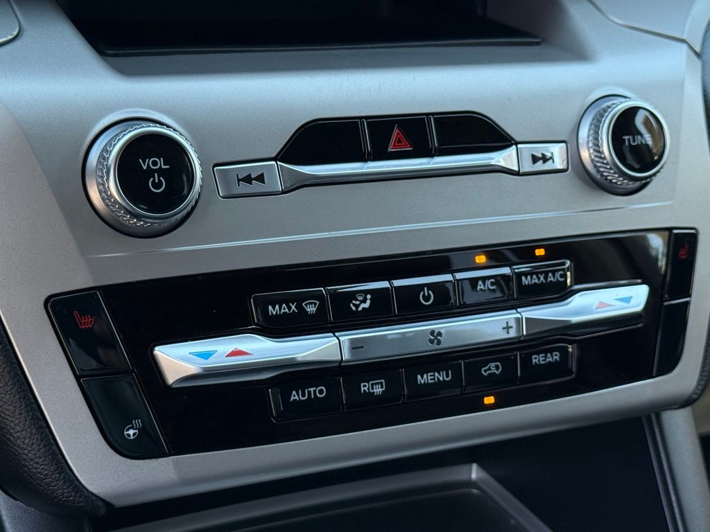2023 Ford Explorer XLT photo 12
