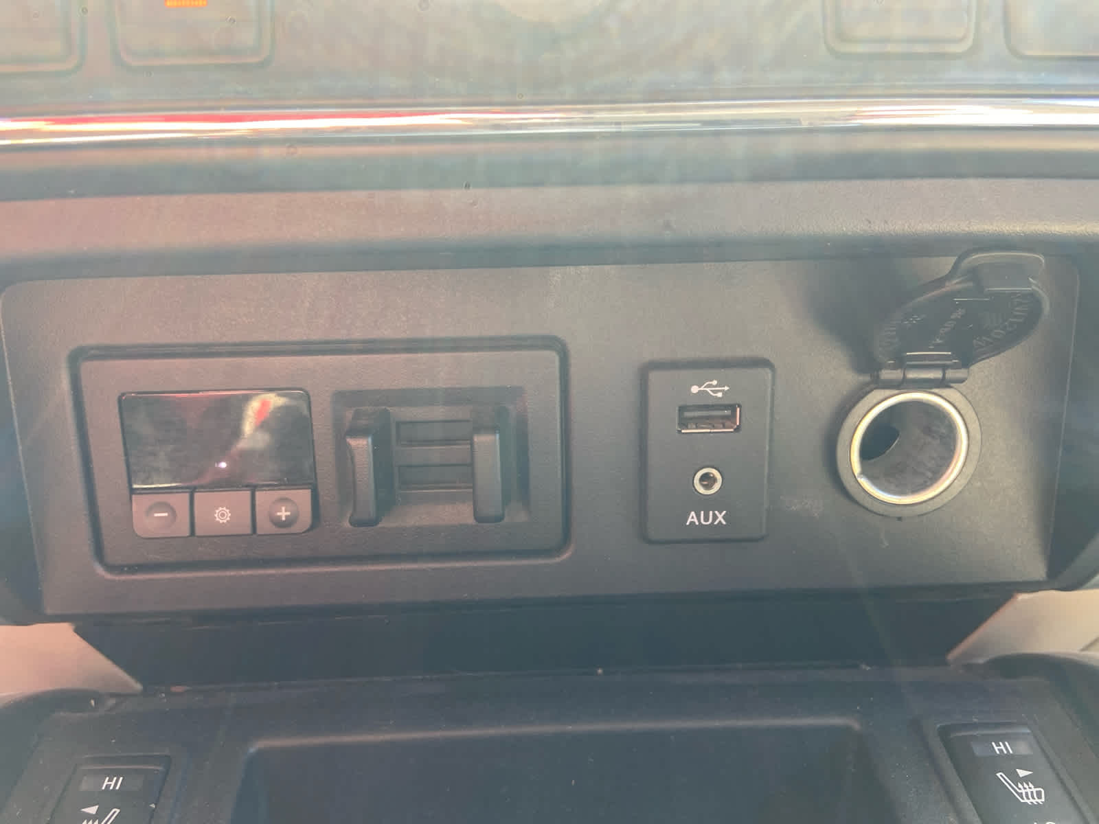 2017 Nissan Titan SV Crew Cab photo 21
