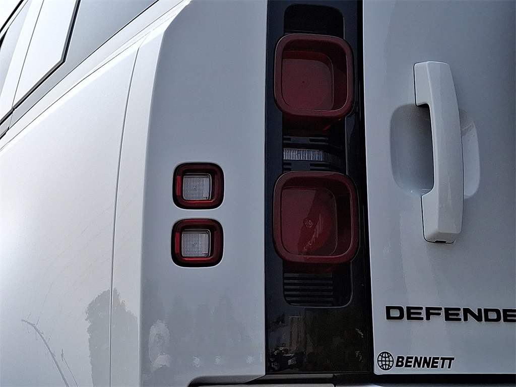 2025 Land Rover Defender 110 S photo 7