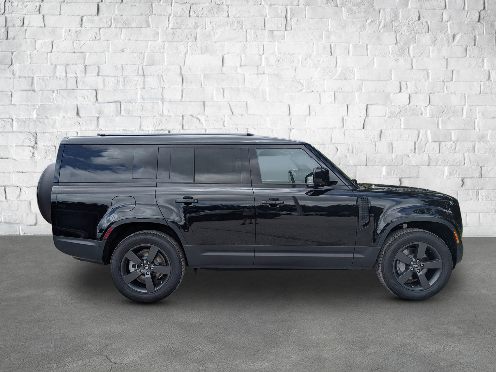 2025 Land Rover Defender 130 S photo 6