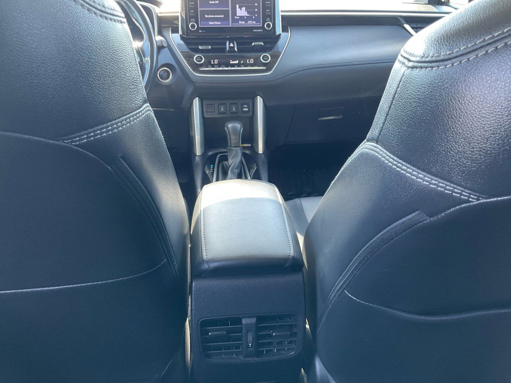 2022 Toyota Corolla Cross XLE photo 23