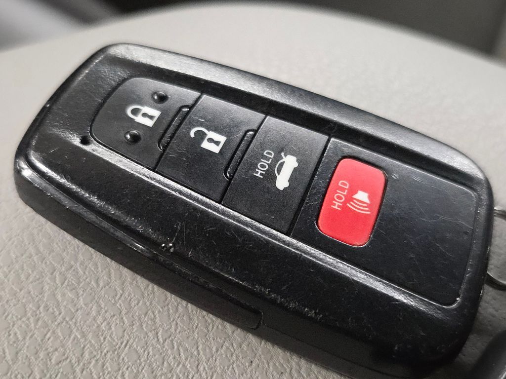 2023 Toyota Camry Hybrid LE photo 29