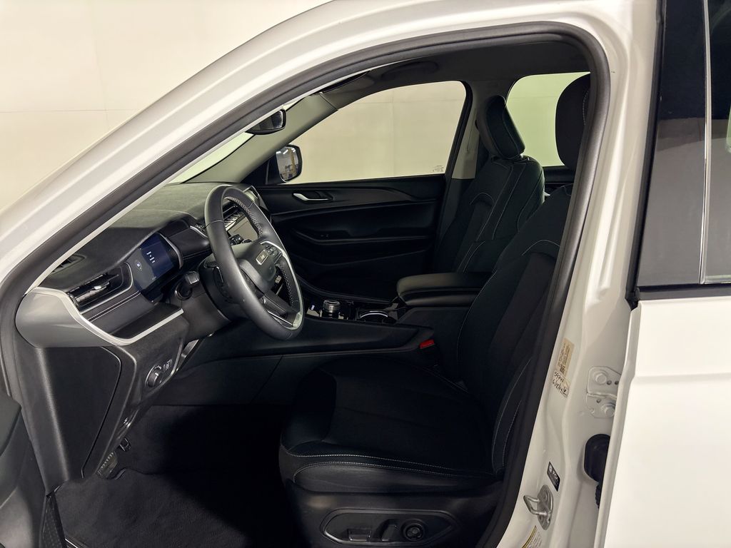 2023 Jeep Grand Cherokee Laredo photo 10
