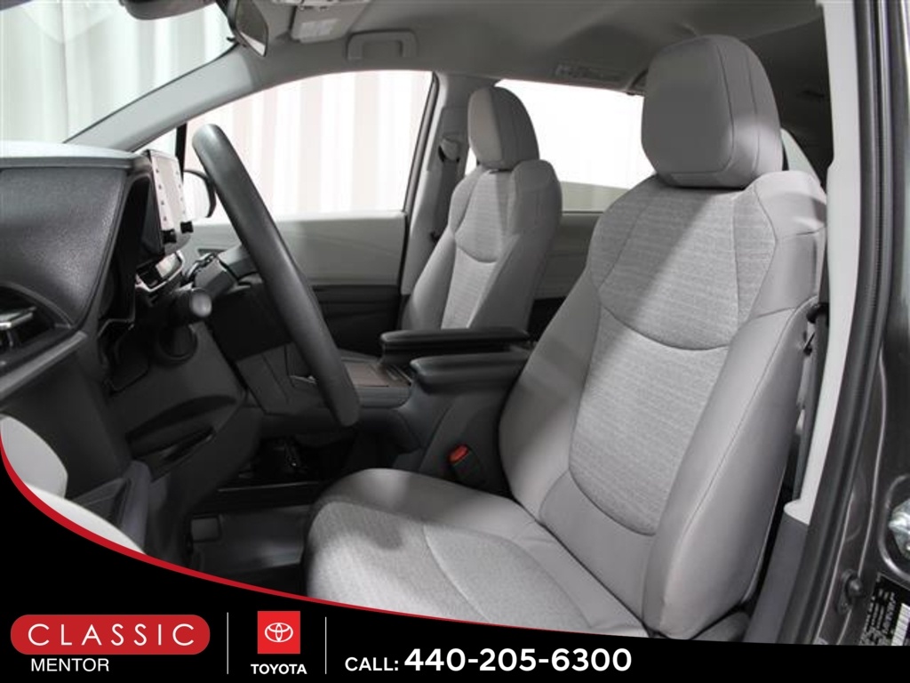 2023 Toyota Sienna LE photo 4