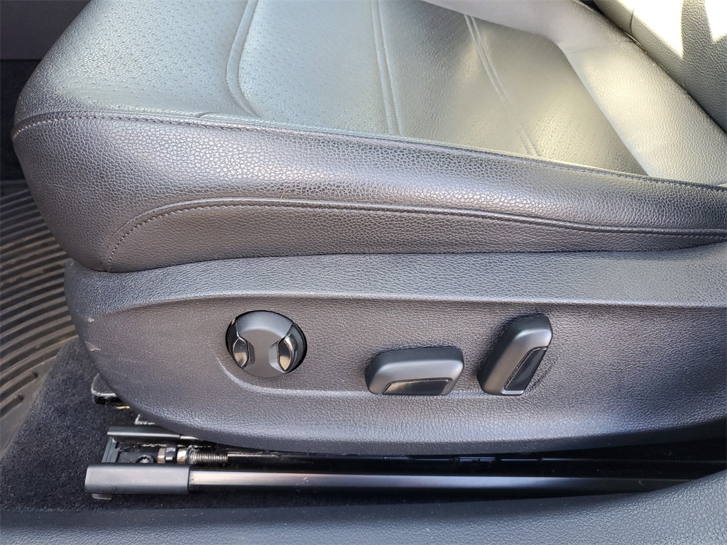 2013 Volkswagen Passat TDI SE photo 3