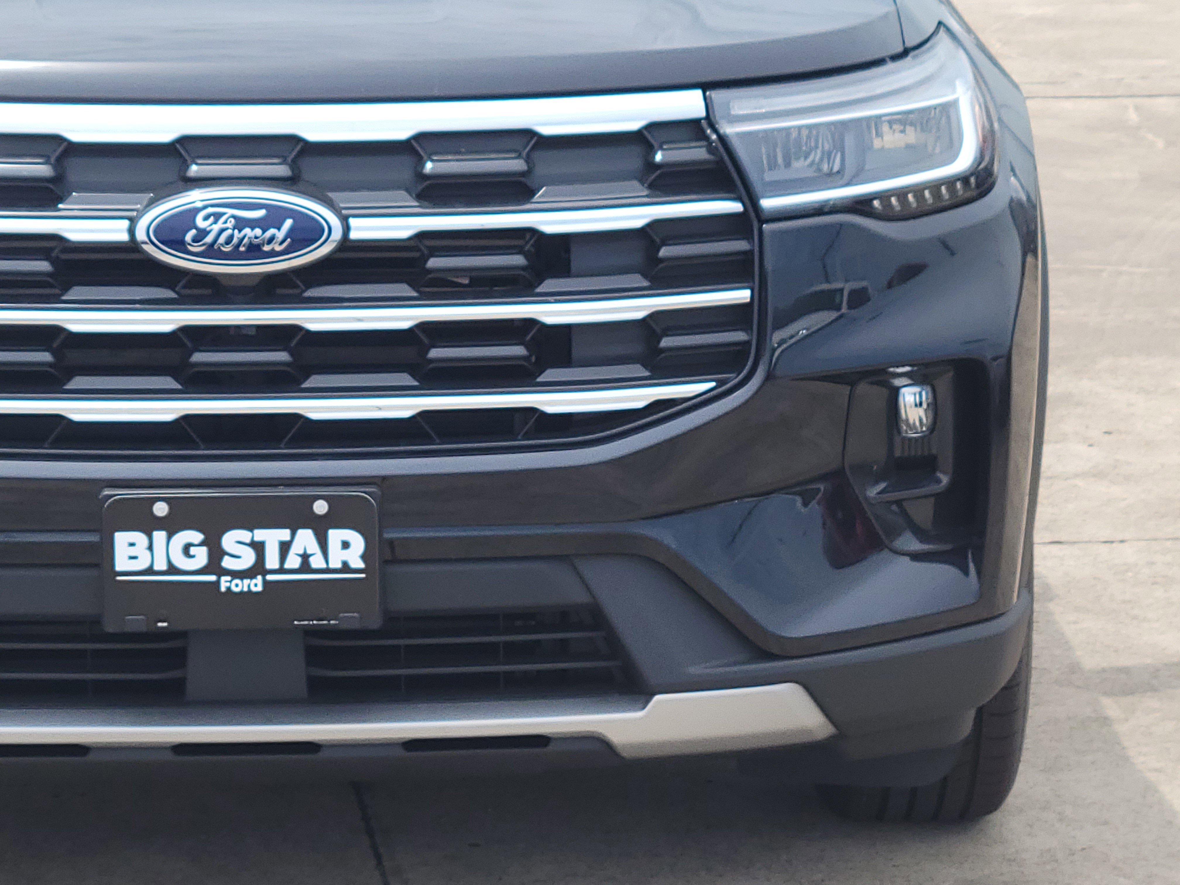 2025 Ford Explorer photo 3