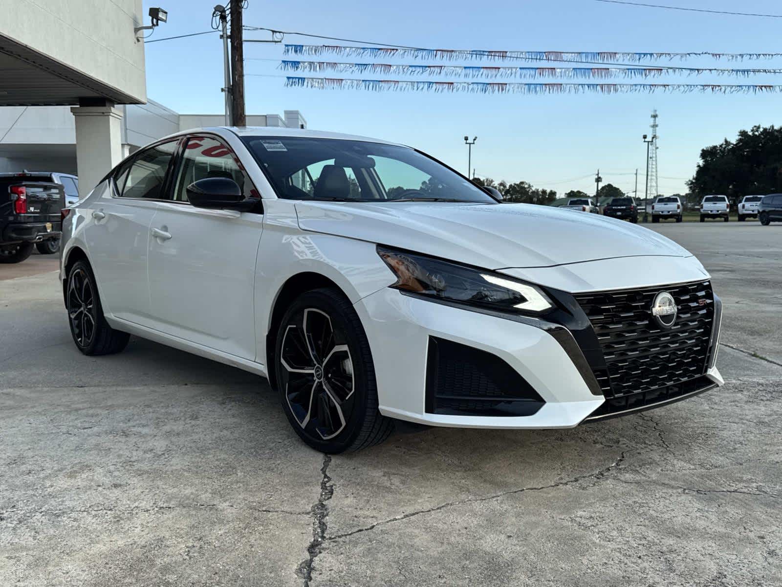 2025 Nissan Altima SR photo 2