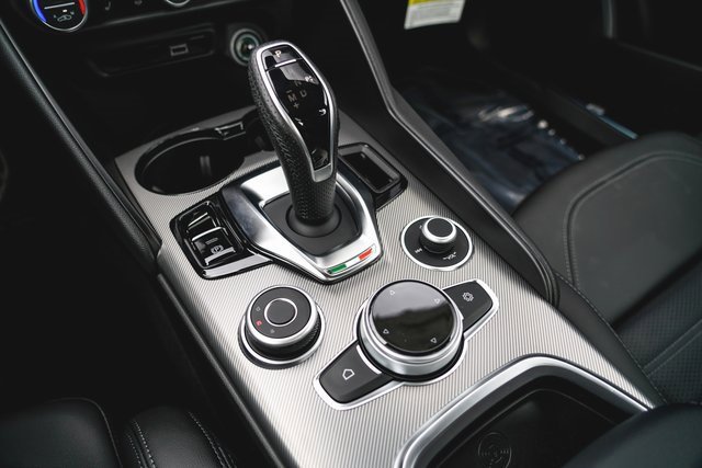 2025 Alfa Romeo Giulia Base photo 30