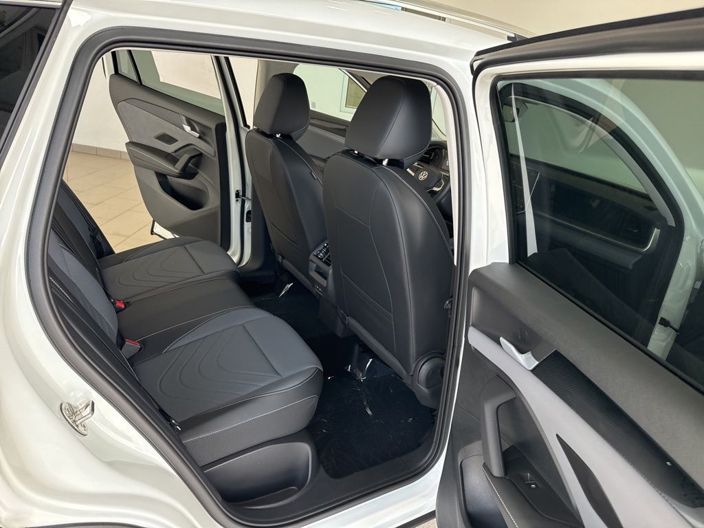 2025 Volkswagen Tiguan SE photo 14