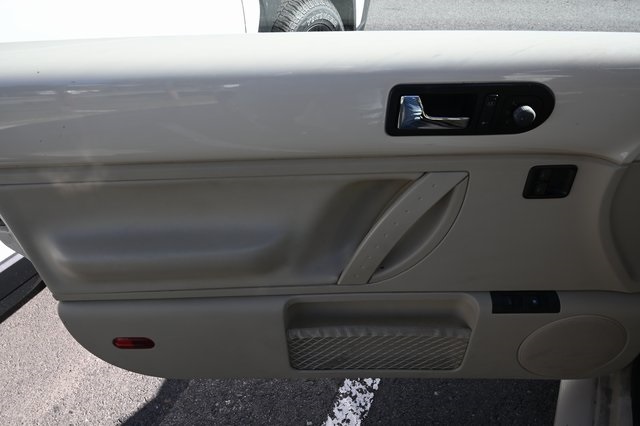 2010 Volkswagen Beetle 2.5L photo 12