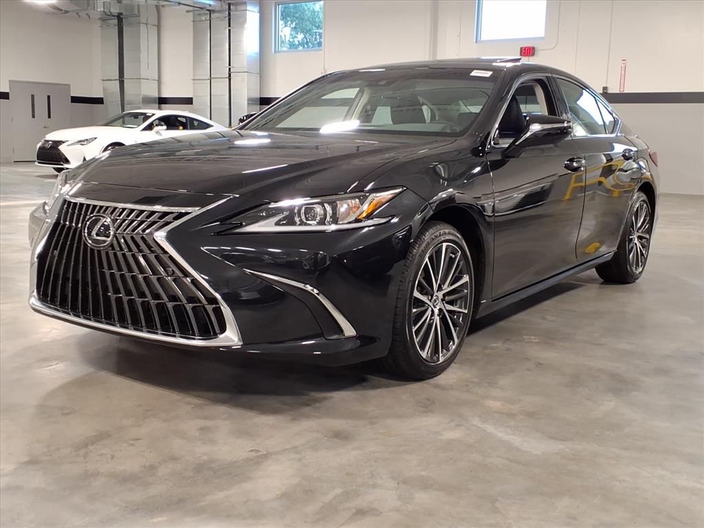 2025 Lexus ES 300h photo 3