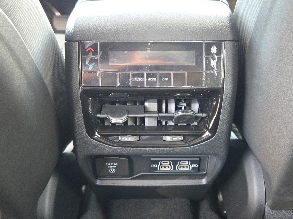 2025 Jeep Grand Cherokee Laredo photo 14