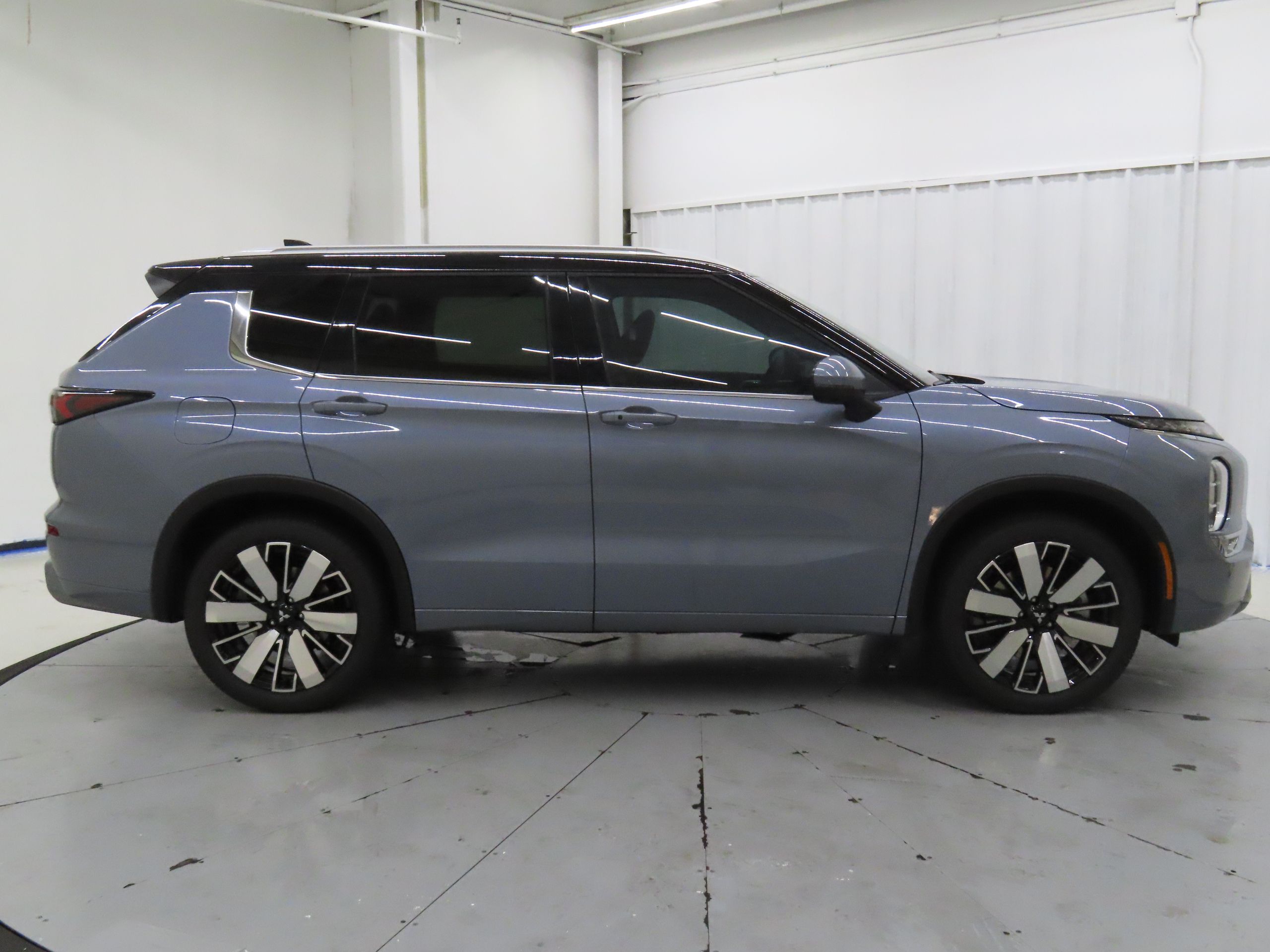 2025 Mitsubishi Outlander SEL photo 2