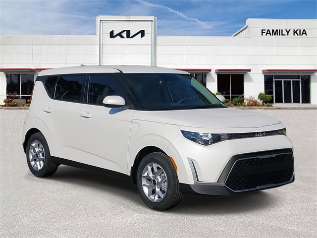2025 Kia Soul LX's photo