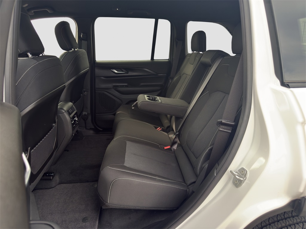 2025 Jeep Grand Cherokee Laredo photo 12
