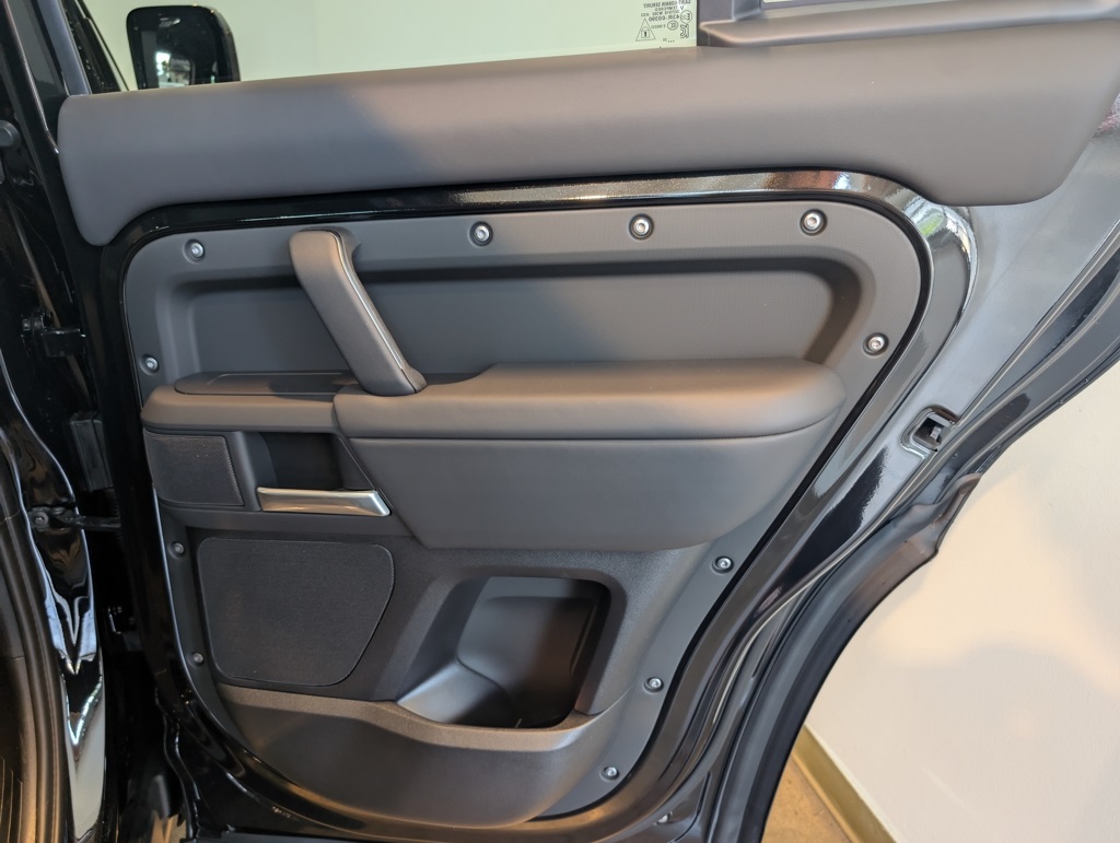 2025 Land Rover Defender 130 X-Dynamic SE photo 25