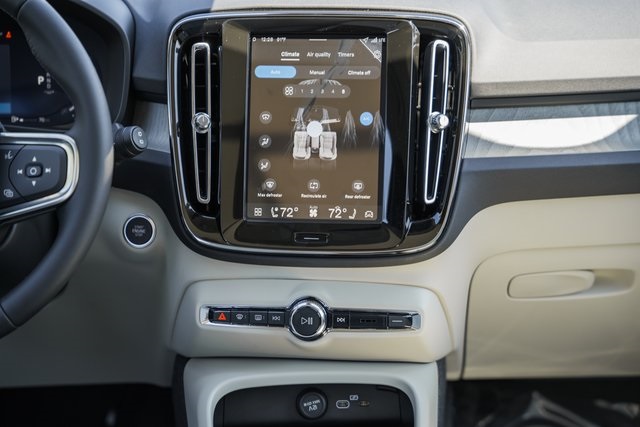 2026 Volvo XC40 Plus photo 19