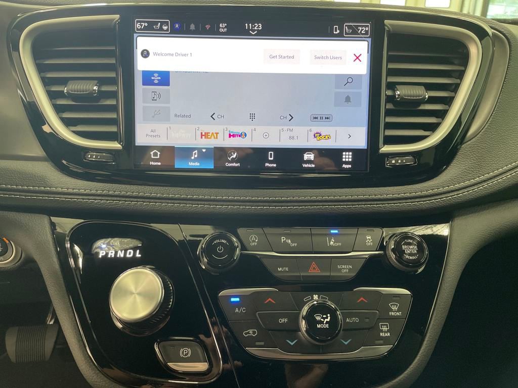 2025 Chrysler Pacifica photo 13