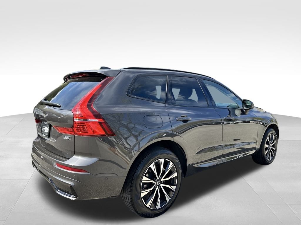 2025 Volvo XC60 B5 Plus photo 4