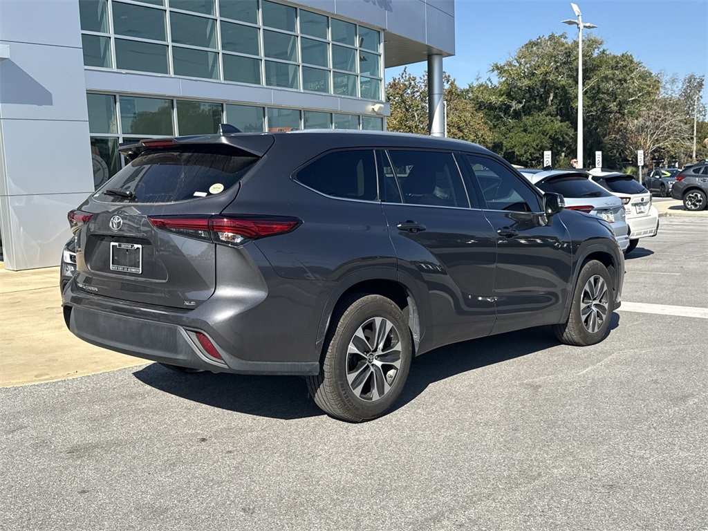 2022 Toyota Highlander XLE photo 2