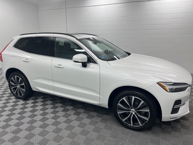 2022 Volvo XC60 B5 Momentum photo 4