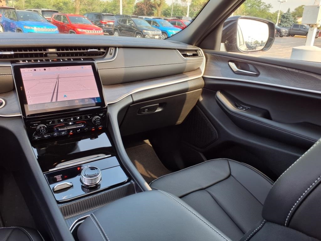 2025 Jeep Grand Cherokee Limited photo 13