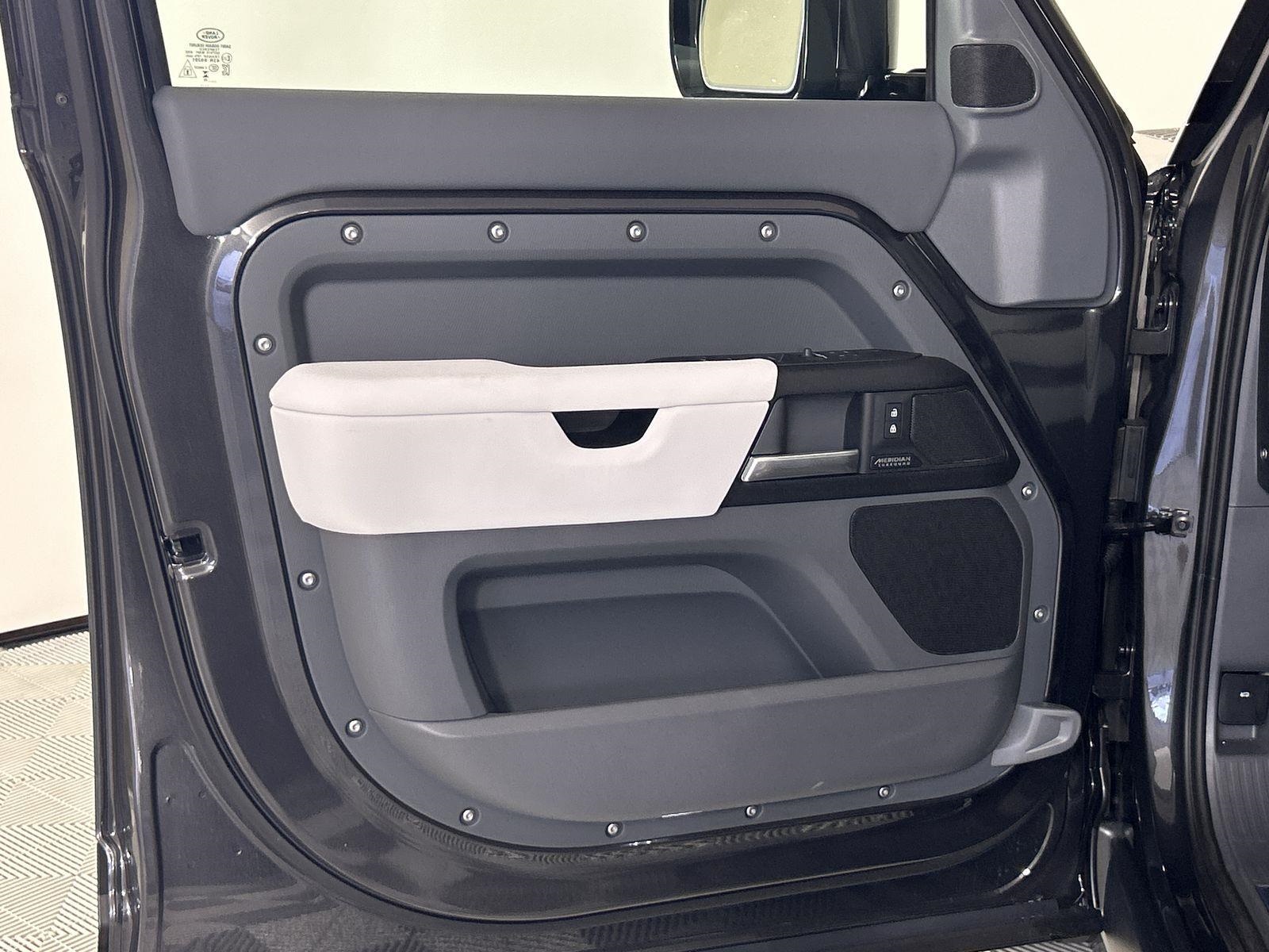 2025 Land Rover Defender 130 V8 photo 21