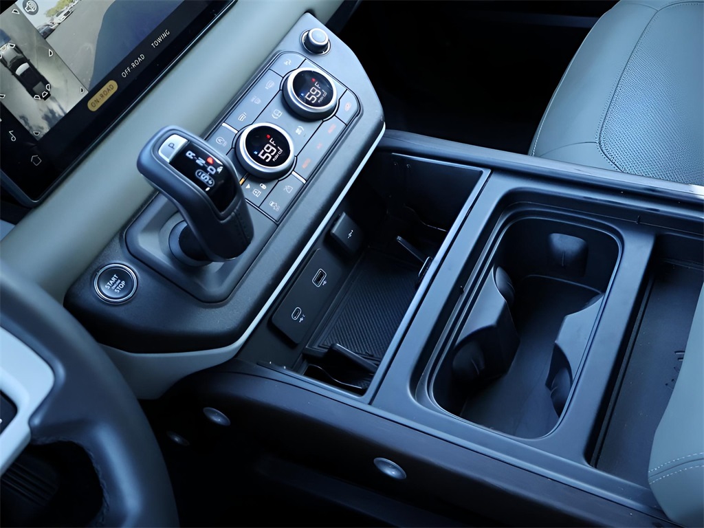 2024 Land Rover Defender 110 S photo 17