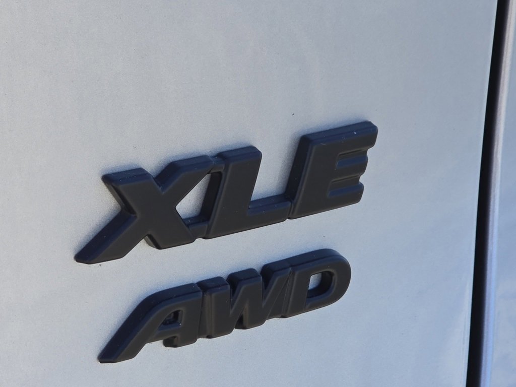 2025 Toyota RAV4 XLE photo 13