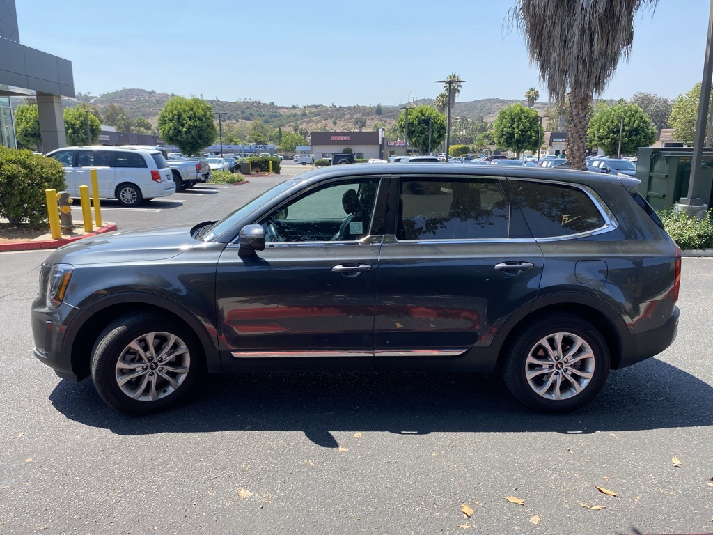 2022 Kia Telluride LX photo 2