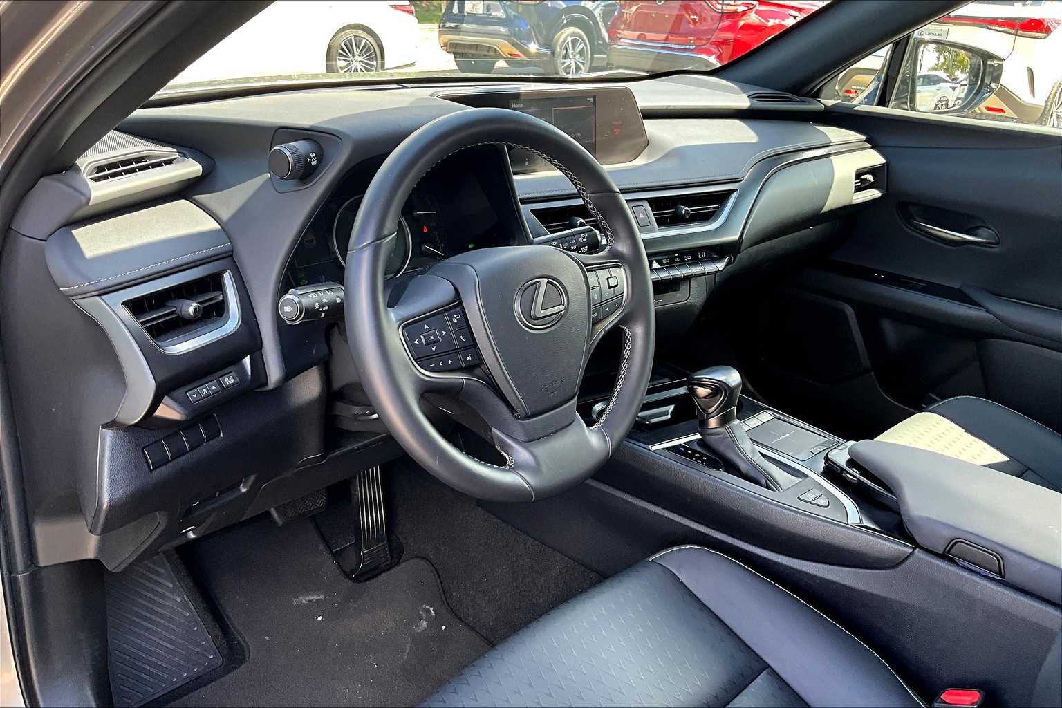 2021 Lexus UX 250h photo 17
