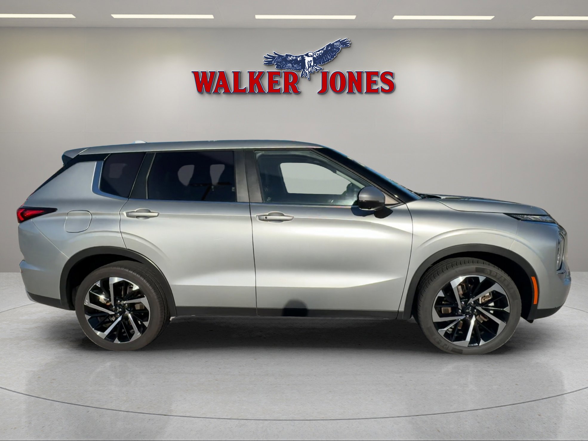 2024 Mitsubishi Outlander SE Black Edition photo 2